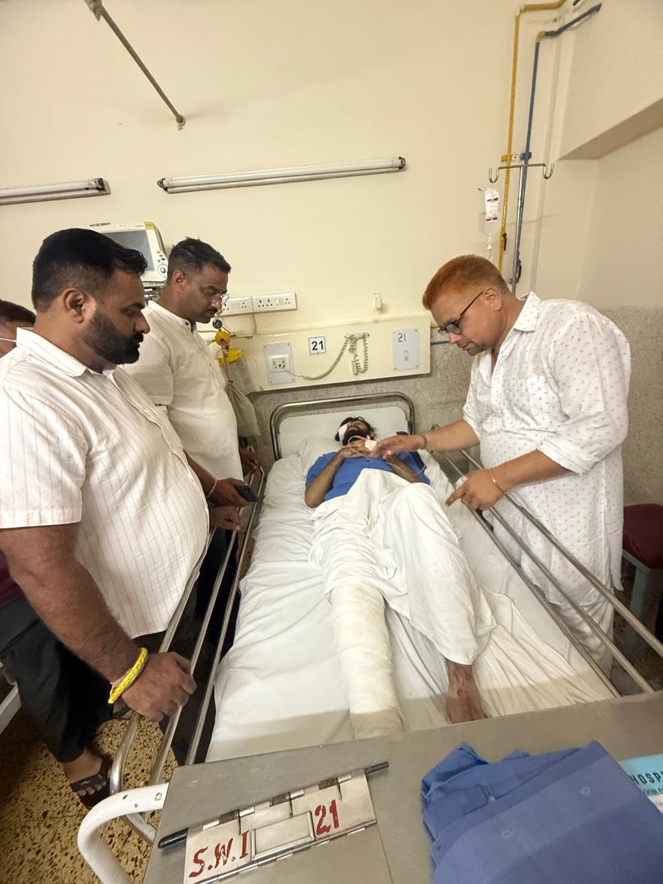 BJP leader Sanjeev Kataria and Congress leader Bindu Bhumbla inquired about the condition of the injured